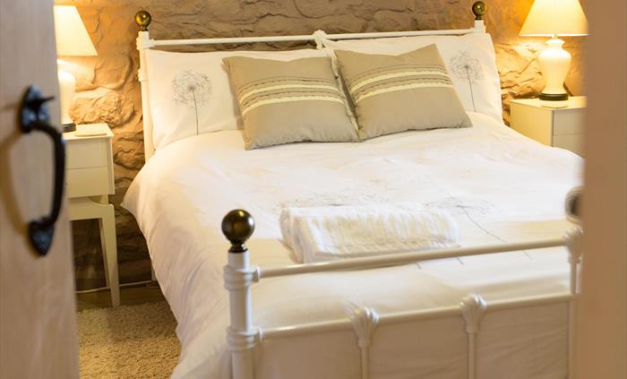 Stangwrach cottage double bedroom on the ground floor with easy access to wet room, living and dining room. Loverly beamed ceilings.